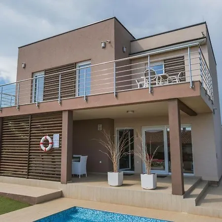 Stefanja Comfortable Villa Galižana